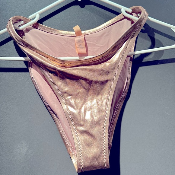 Skims metallic dipped bikini and bottoms set, XXS top, S bottoms in Champagne - Picture 5 of 6